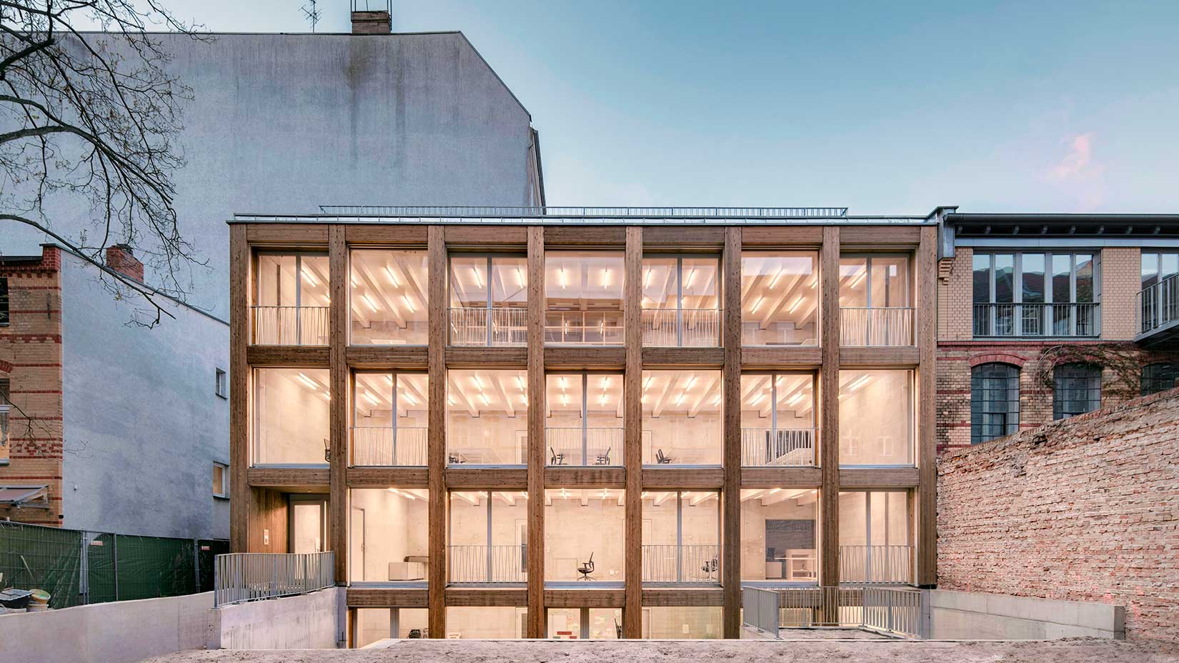 HOCHWERTIGE FENSTERLÖSUNGEN FÜR ANSPRUCHVOLLE GROSSPROJEKTE. - REMISE IMMANUELKIRCHSTR