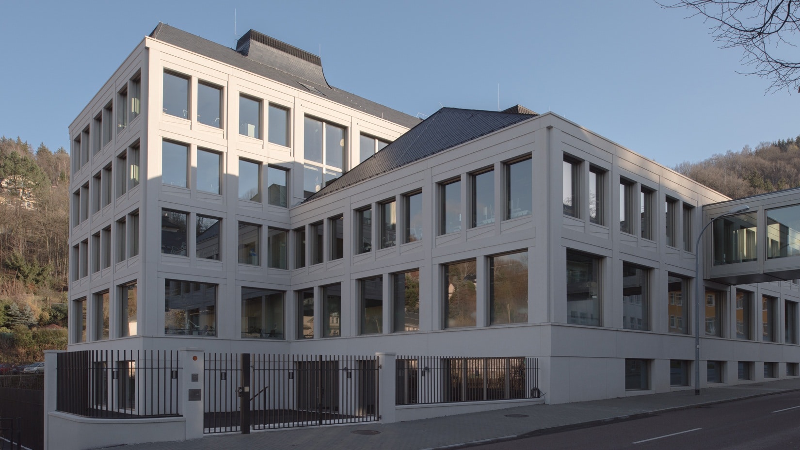 HOCHWERTIGE FENSTERLÖSUNGEN FÜR ANSPRUCHVOLLE GROSSPROJEKTE. - UHRENMANUFAKTUR A. LANGE & SÖHNE